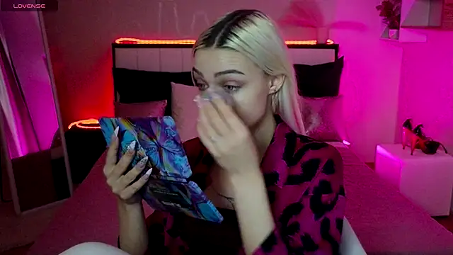 Snapshot of LinaLirian chatting on 11/12/25, 01:44 LinaLirian online show from 11/12/25, 01:44