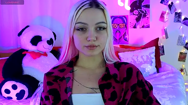 Snapshot of LinaLirian chatting on 11/18/25, 02:43 LinaLirian online show from 11/18/25, 02:43