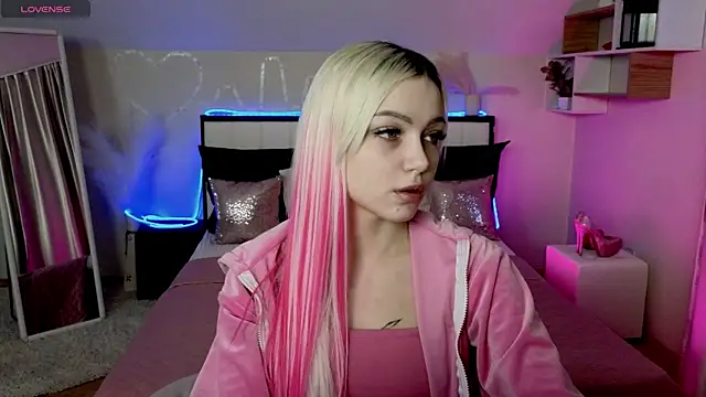 Snapshot of LinaLirian chatting on 12/01/25, 01:05 LinaLirian online show from 12/01/25, 01:05