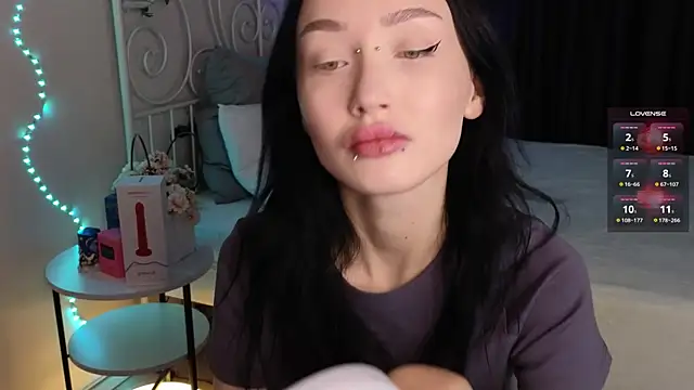  holly berry  online show from 10/04/25, 01:47