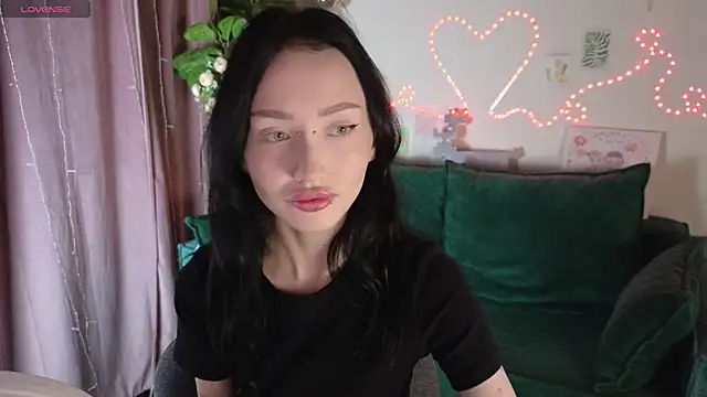  holly berry  online show from 10/05/25, 01:37