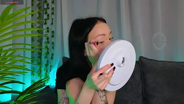  holly berry  online show from 10/12/25, 01:26