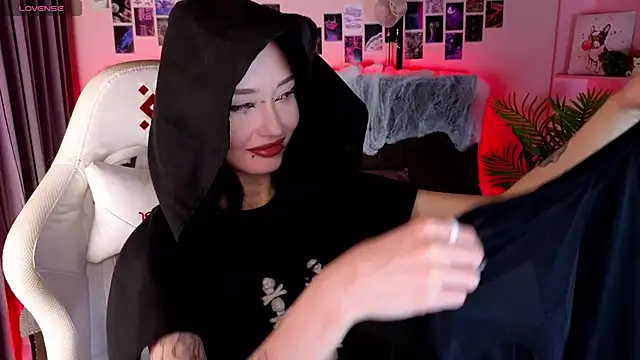  holly berry  online show from 10/29/25, 02:14