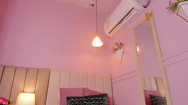 Snapshot of _lucia_18 chatting on 10/29/25, 06:42 lucia 18 online show from 10/29/25, 06:42