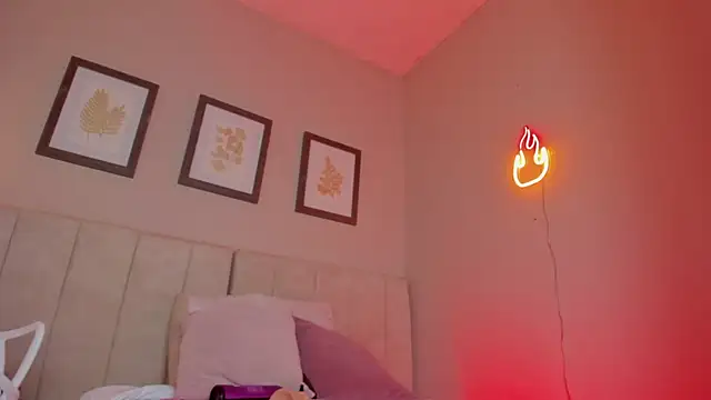 Snapshot of _lucia_18 chatting on 11/26/25, 01:34 lucia 18 online show from 11/26/25, 01:34