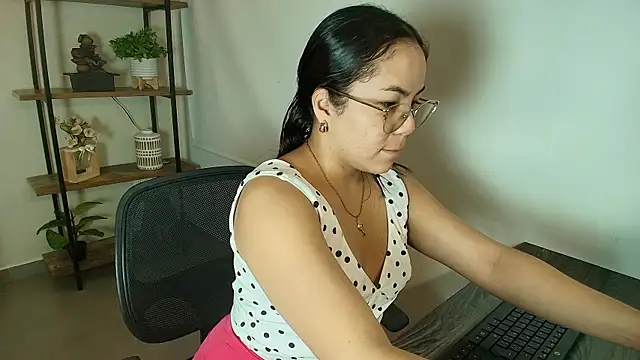  Victoria Collins online show from 06/25/26, 11:15