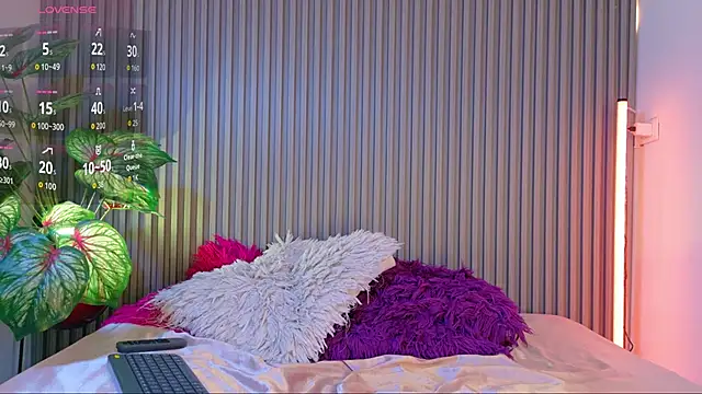 Luna maithe1 online show from 09/18/25, 12:29