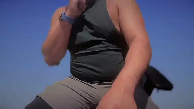 Snapshot of CloudyMuscleBeefy chatting on 10/16/25, 03:57 CloudyMuscleBeefy online show from 10/16/25, 03:57