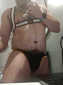 Snapshot of CloudyMuscleBeefy chatting on 11/18/25, 02:32 CloudyMuscleBeefy online show from 11/18/25, 02:32