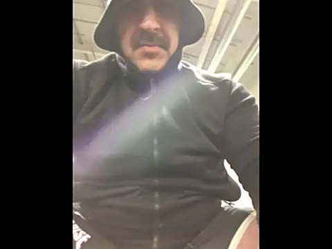 Snapshot of CloudyMuscleBeefy chatting on 12/17/25, 02:06 CloudyMuscleBeefy online show from 12/17/25, 02:06