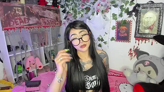 Snapshot of sarahminage_ chatting on 10/23/25, 10:52 sarahminage online show from 10/23/25, 10:52