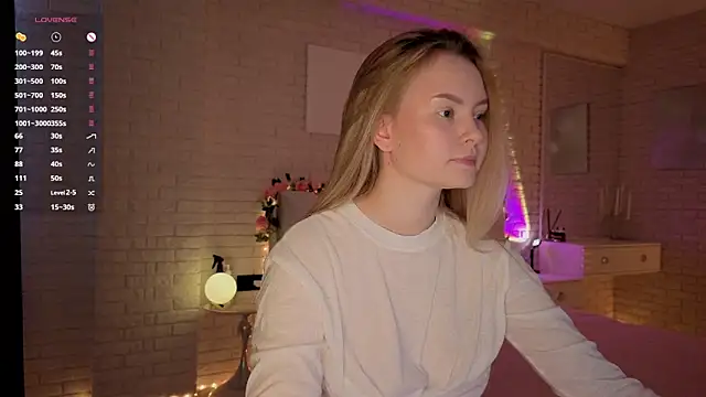 Snapshot of FlowersLover chatting on 10/04/25, 10:57 FlowersLover online show from 10/04/25, 10:57