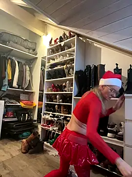 Snapshot of LucyLingerie78 chatting on 12/16/25, 12:32 LucyLingerie78 online show from 12/16/25, 12:32