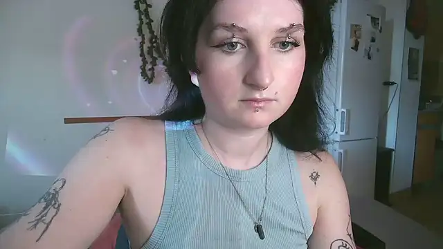 Snapshot of Violett3333 chatting on 10/15/25, 03:23 Violett3333 online show from 10/15/25, 03:23