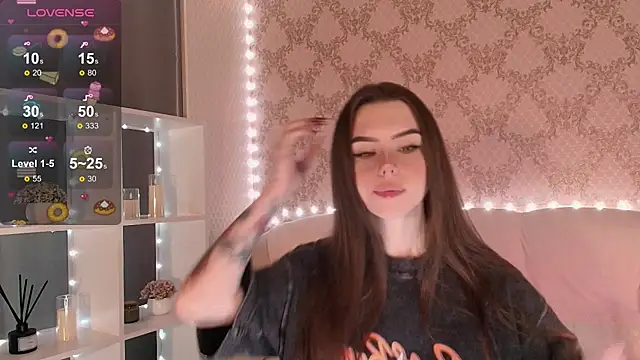 Snapshot of HolyMiax chatting on 11/18/25, 03:23 HolyMiax online show from 11/18/25, 03:23