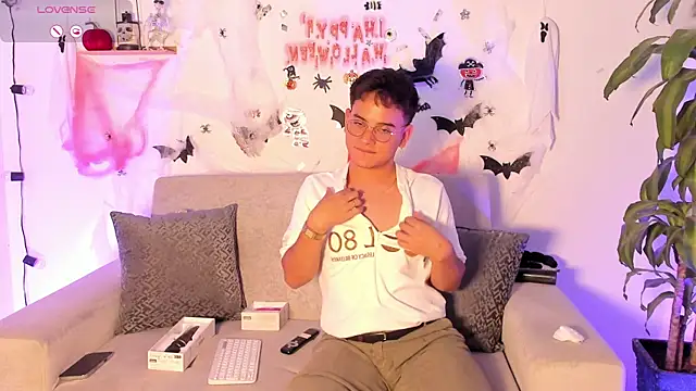 Snapshot of Young_Ben chatting on 10/24/25, 01:03 Young Ben online show from 10/24/25, 01:03