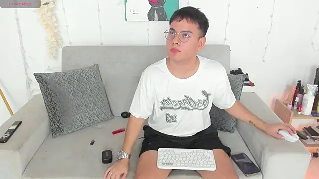 Snapshot of Young_Ben chatting on 06/08/26, 01:55 Young Ben online show from 06/08/26, 01:55