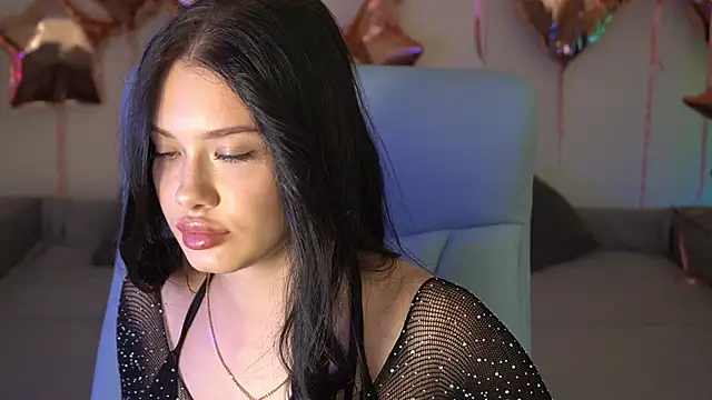 Snapshot of ReginaWine chatting on 09/19/25, 03:45 ReginaWine online show from 09/19/25, 03:45