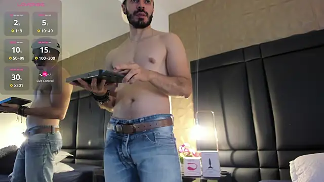 Snapshot of AxelThompson_ chatting on 11/04/25, 12:04 AxelThompson online show from 11/04/25, 12:04