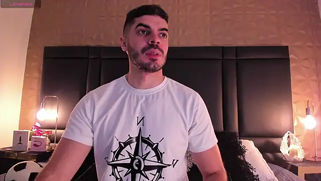 Snapshot of AxelThompson_ chatting on 11/06/25, 11:44 AxelThompson online show from 11/06/25, 11:44