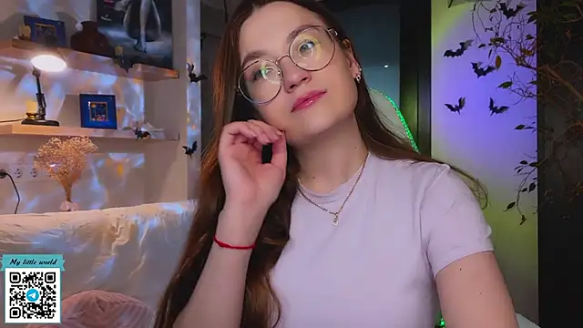 Snapshot of mia_here chatting on 10/25/25, 11:54 mia here online show from 10/25/25, 11:54