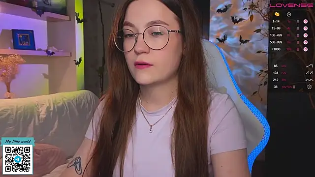 Snapshot of mia_here chatting on 10/30/25, 12:39 mia here online show from 10/30/25, 12:39