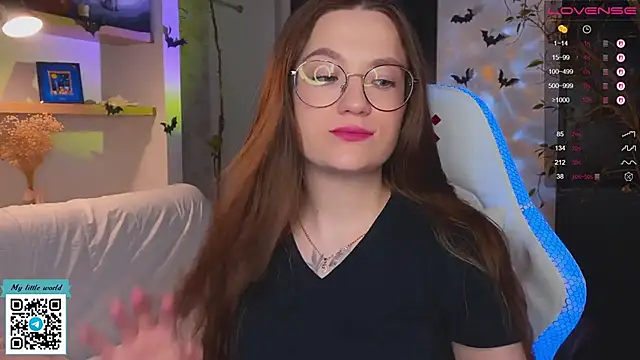 Snapshot of mia_here chatting on 11/14/25, 01:37 mia here online show from 11/14/25, 01:37