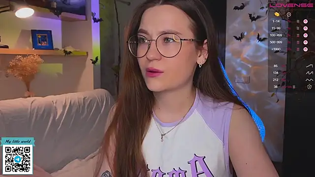 Snapshot of mia_here chatting on 11/15/25, 01:58 mia here online show from 11/15/25, 01:58