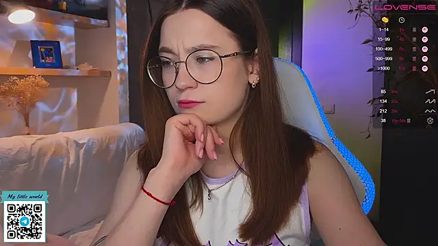 Snapshot of mia_here chatting on 11/24/25, 02:11 mia here online show from 11/24/25, 02:11