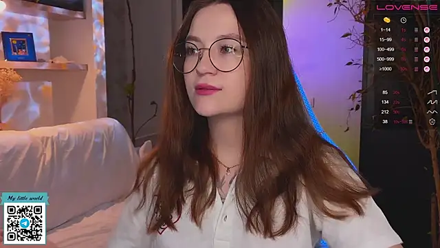 Snapshot of mia_here chatting on 11/25/25, 02:33 mia here online show from 11/25/25, 02:33