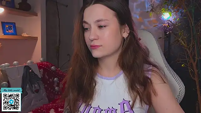 Snapshot of mia_here chatting on 12/16/25, 10:42 mia here online show from 12/16/25, 10:42