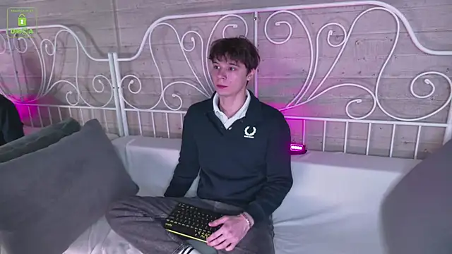 Snapshot of AnthonyHall chatting on 11/08/25, 04:23 AnthonyHall online show from 11/08/25, 04:23