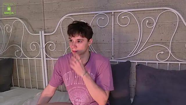 Snapshot of AnthonyHall chatting on 12/17/25, 04:29 AnthonyHall online show from 12/17/25, 04:29