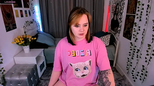 Snapshot of lunaalli chatting on 11/14/25, 04:28 lunaalli online show from 11/14/25, 04:28