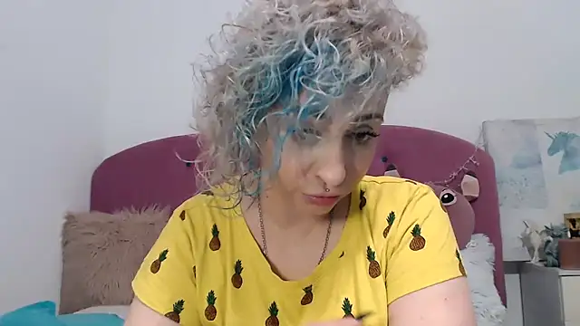 Snapshot of AAARUNY chatting on 10/14/25, 01:56 AAARUNY online show from 10/14/25, 01:56