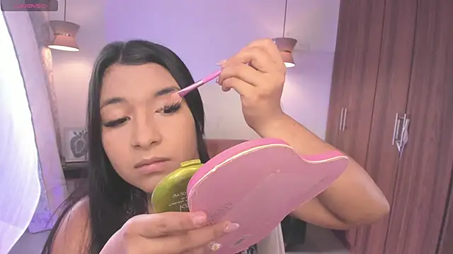 Snapshot of DANDARA_THOM chatting on 10/17/25, 07:16 DANDARA THOM online show from 10/17/25, 07:16