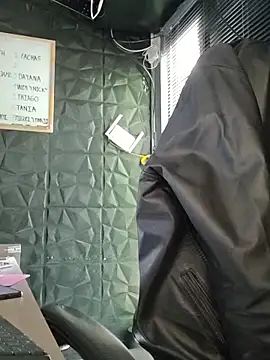 Snapshot of jacobs_shelby chatting on 09/29/25, 01:27 jacobs shelby online show from 09/29/25, 01:27