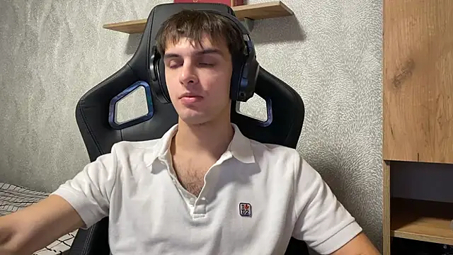 Snapshot of elliot_scott chatting on 10/07/25, 02:20 elliot scott online show from 10/07/25, 02:20