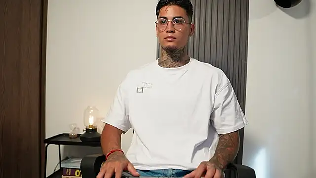 AxelVilla  online show from 10/14/25, 08:09