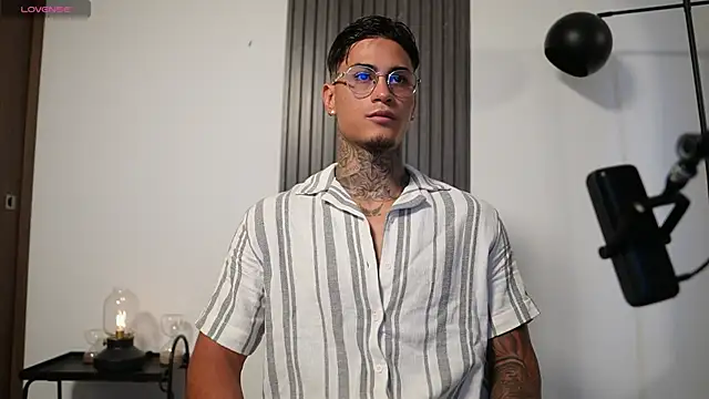 AxelVilla  online show from 10/24/25, 08:05