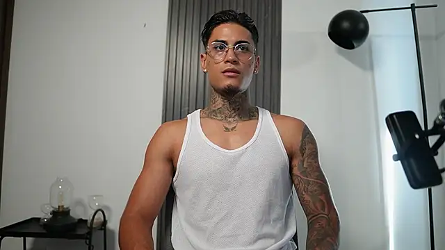 AxelVilla  online show from 10/28/25, 07:49