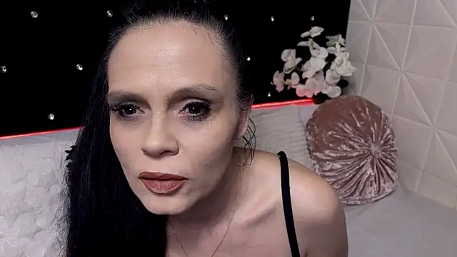 Snapshot of Sweeteest_Julie chatting on 04/15/26, 10:54 Sweeteest Julie online show from 04/15/26, 10:54