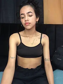 Snapshot of violeta_18x chatting on 10/12/25, 05:23 violeta 18x online show from 10/12/25, 05:23