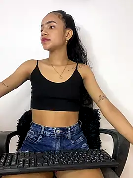 Snapshot of violeta_18x chatting on 12/05/25, 07:43 violeta 18x online show from 12/05/25, 07:43