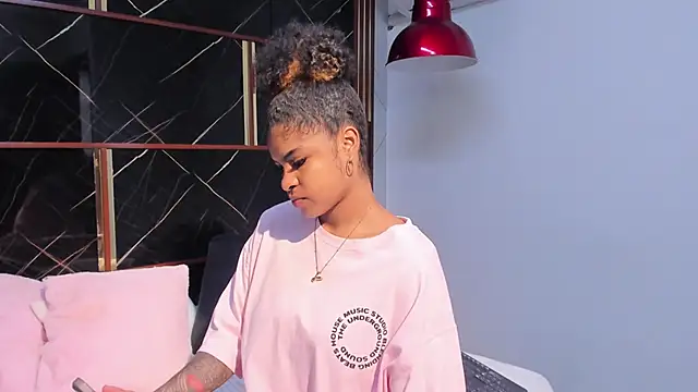 Snapshot of HannyThompson chatting on 11/19/25, 12:05 HannyThompson online show from 11/19/25, 12:05