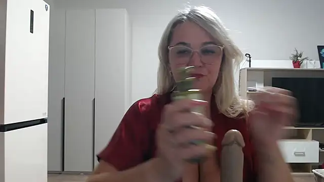 Snapshot of EleanoraDream chatting on 02/15/26, 11:41 EleanoraDream online show from 02/15/26, 11:41