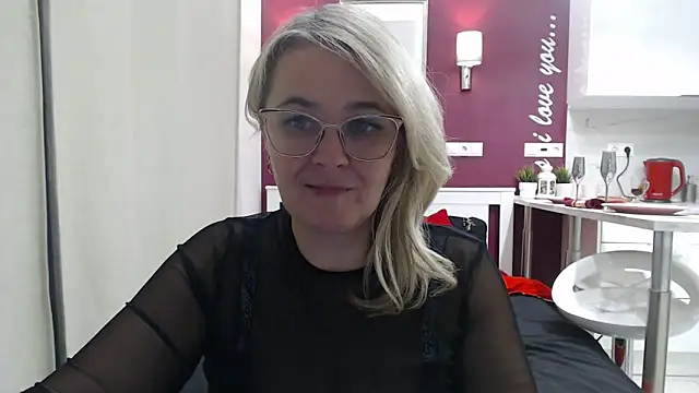 Snapshot of EleanoraDream chatting on 03/08/26, 02:04 EleanoraDream online show from 03/08/26, 02:04