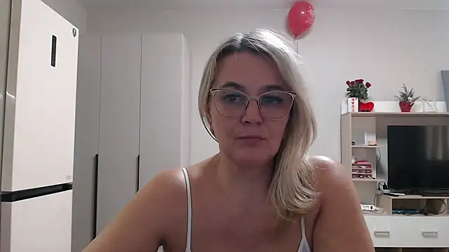 Snapshot of EleanoraDream chatting on 03/15/26, 12:33 EleanoraDream online show from 03/15/26, 12:33