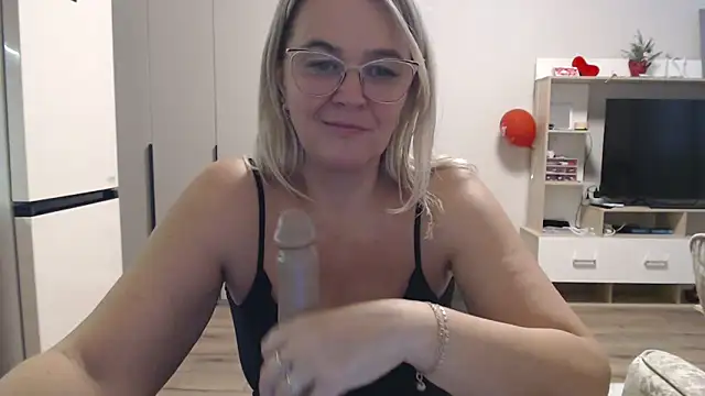 Snapshot of EleanoraDream chatting on 03/28/26, 06:13 EleanoraDream online show from 03/28/26, 06:13