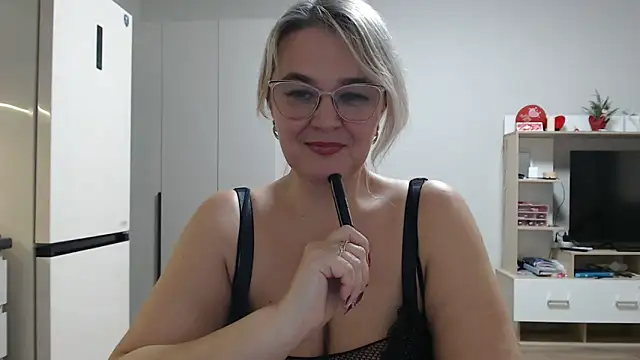Snapshot of EleanoraDream chatting on 04/24/26, 09:01 EleanoraDream online show from 04/24/26, 09:01